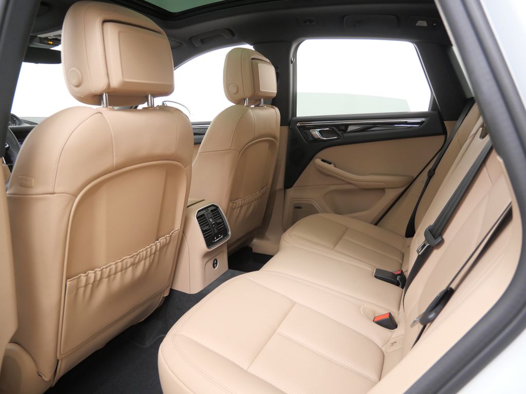 Thumbnail: 2026 Porsche Macan - 8