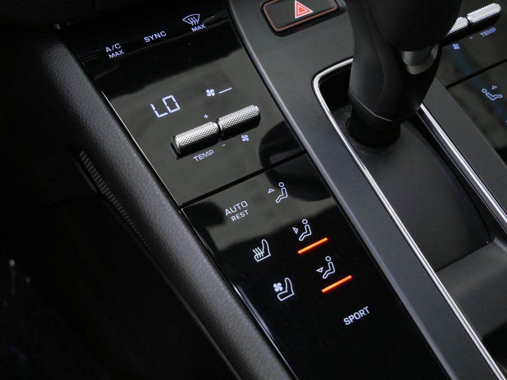 Thumbnail: 2023 Porsche Macan - 10