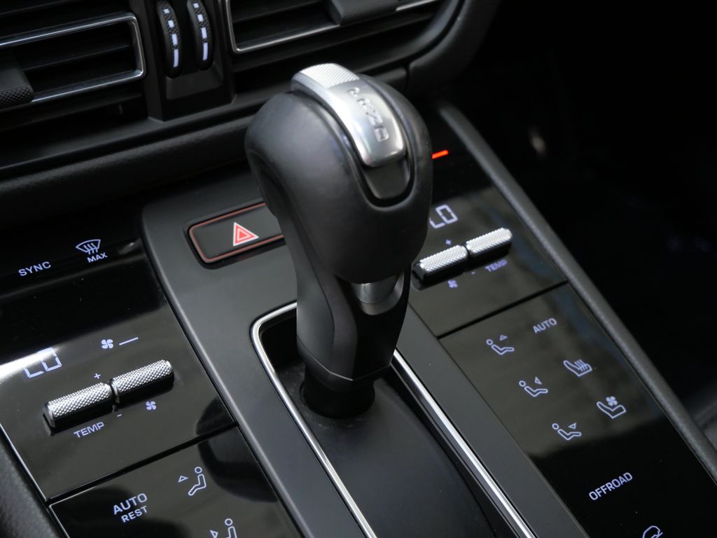 Thumbnail: 2023 Porsche Macan - 25