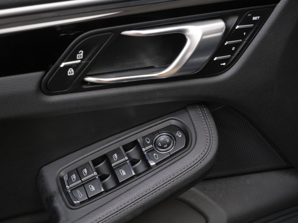 Thumbnail: 2023 Porsche Macan - 19