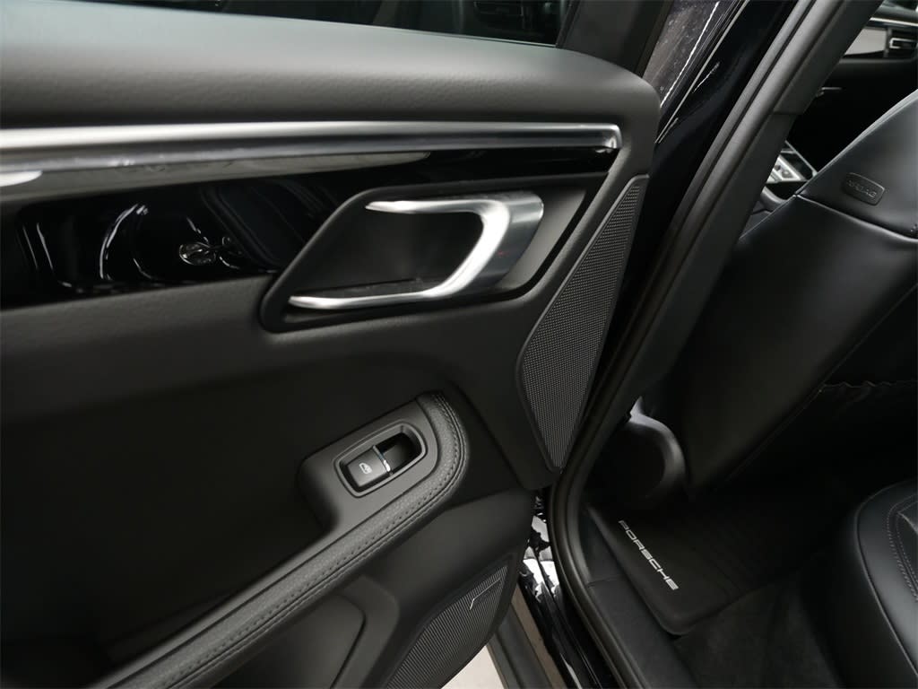2024 Porsche Macan Base 19