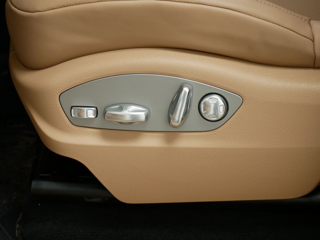 Thumbnail: 2025 Porsche Macan - 17