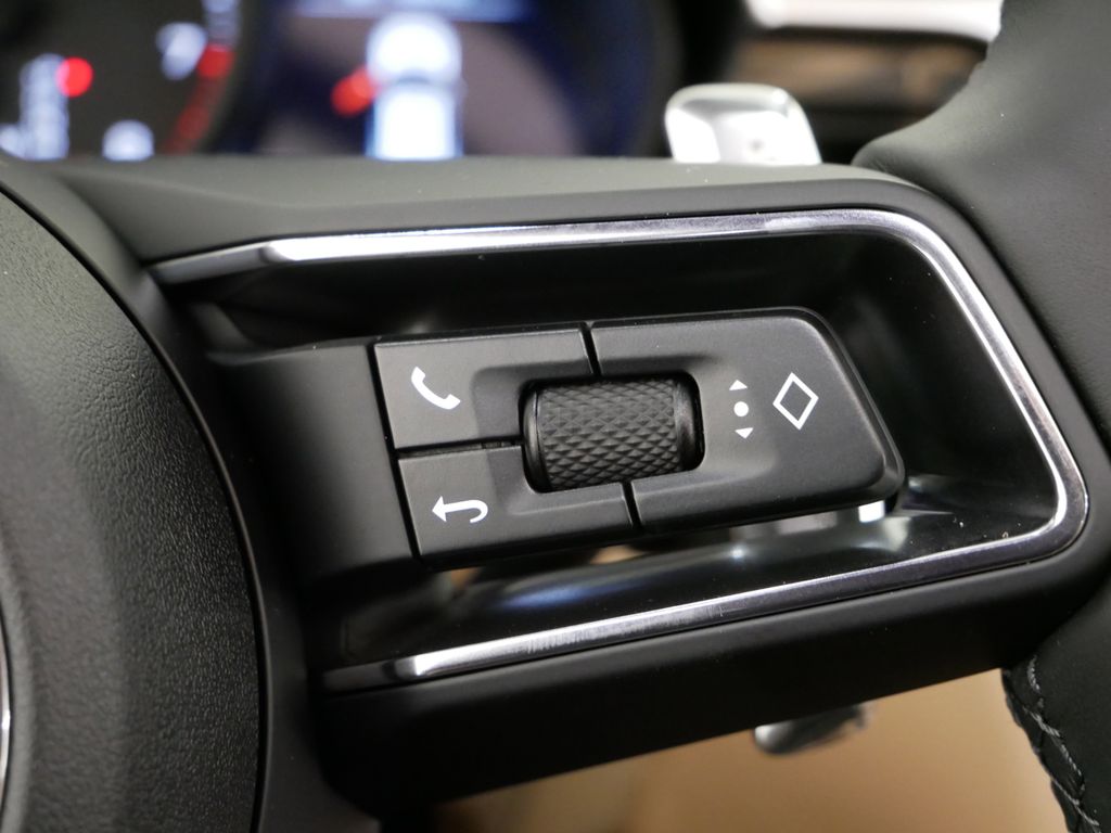 Thumbnail: 2025 Porsche Macan - 21