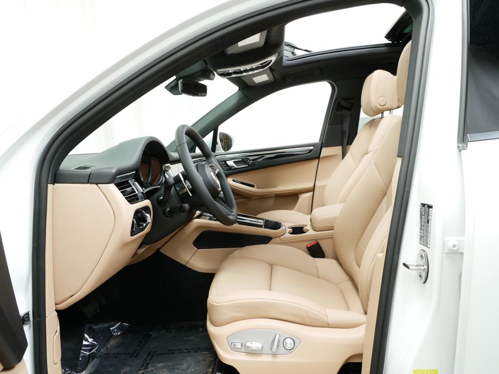 Thumbnail: 2025 Porsche Macan - 6