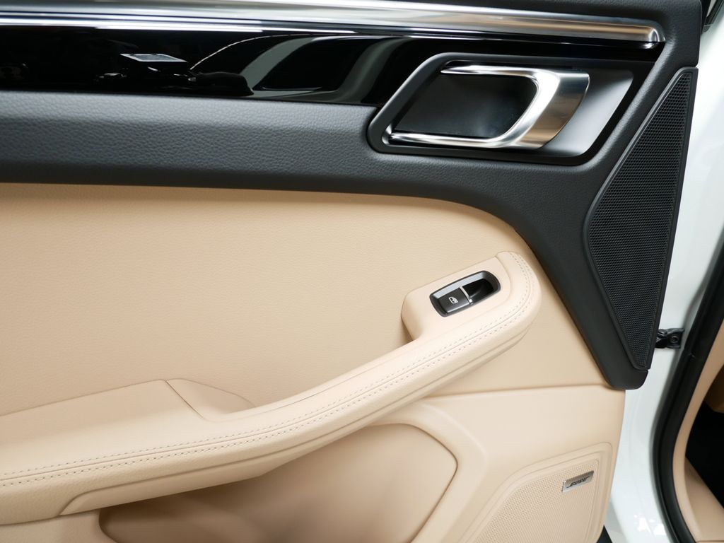 Thumbnail: 2025 Porsche Macan - 18