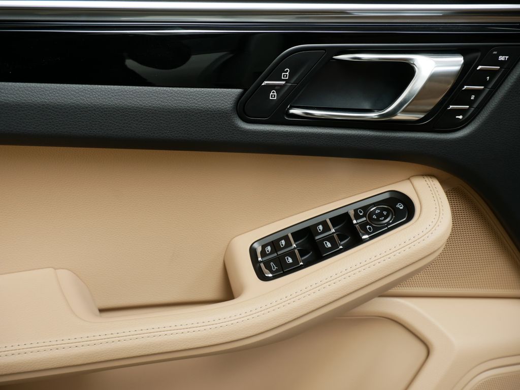 Thumbnail: 2025 Porsche Macan - 16