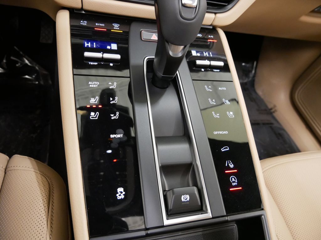 Thumbnail: 2025 Porsche Macan - 10