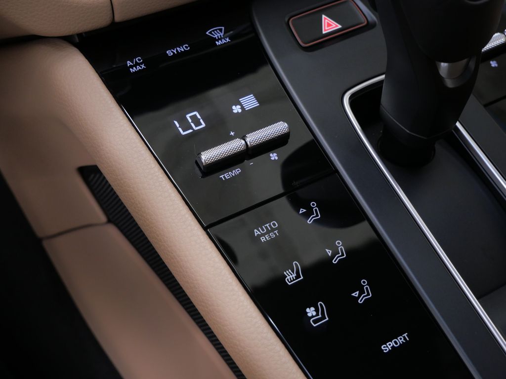 Thumbnail: 2026 Porsche Macan - 10