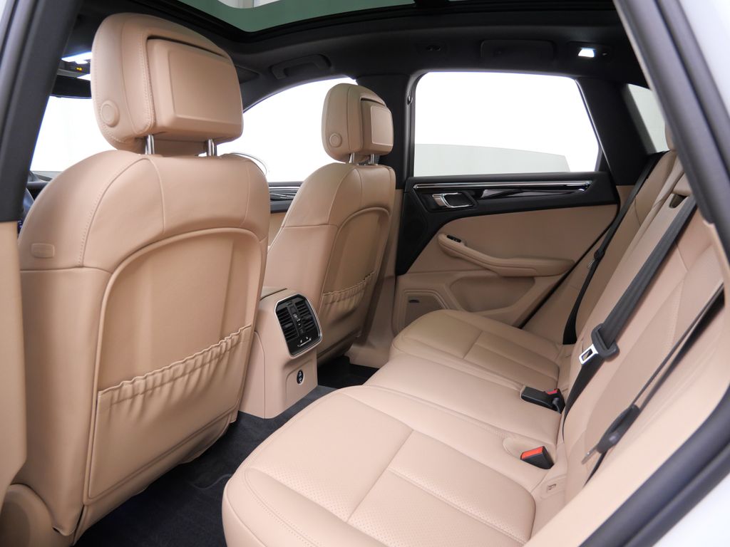 Thumbnail: 2026 Porsche Macan - 8