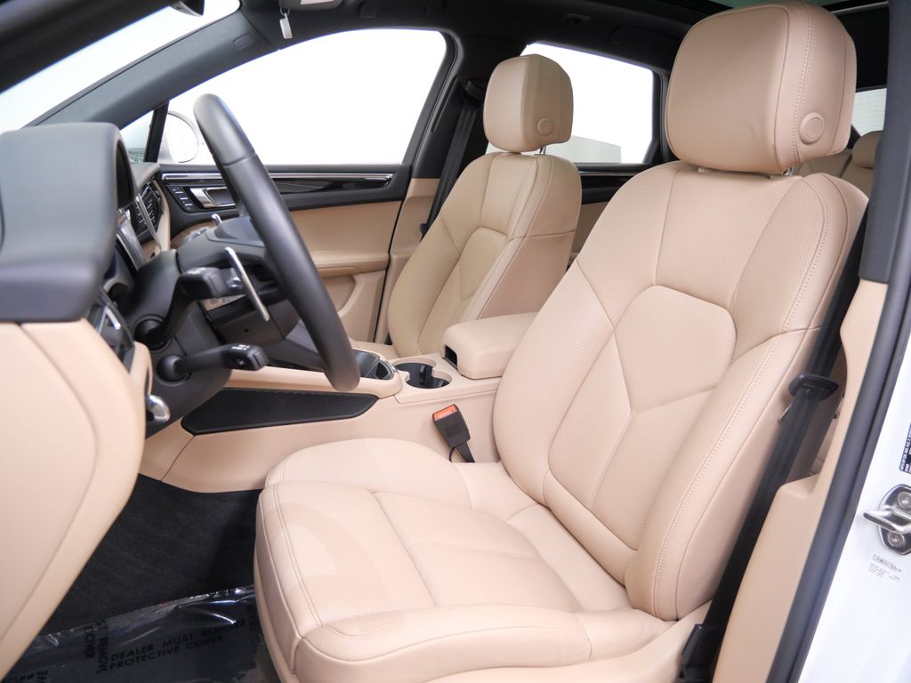 Thumbnail: 2026 Porsche Macan - 7