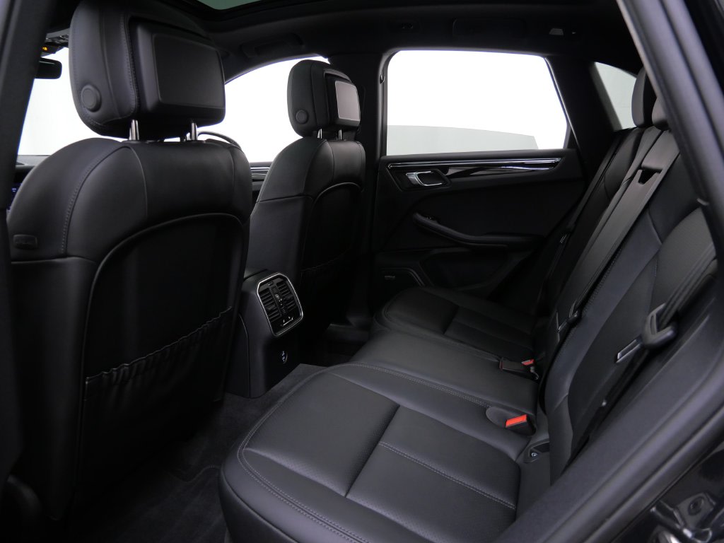 Thumbnail: 2026 Porsche Macan - 8