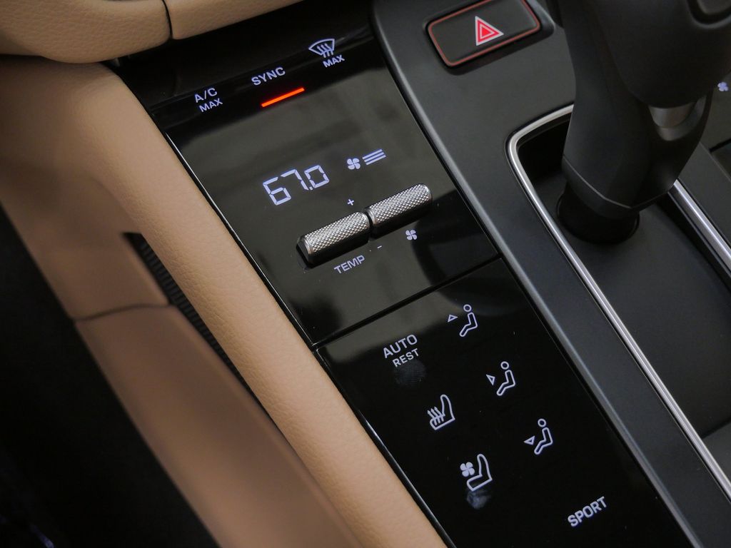 Thumbnail: 2026 Porsche Macan - 10