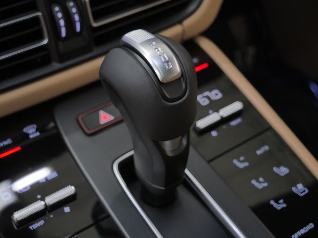 Thumbnail: 2026 Porsche Macan - 25