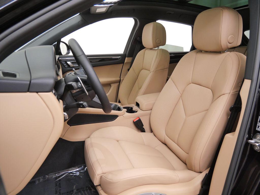 Thumbnail: 2026 Porsche Macan - 7
