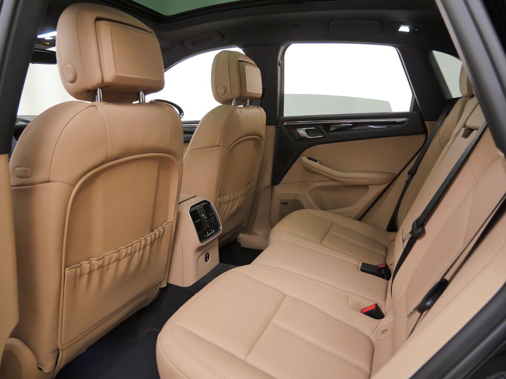 Thumbnail: 2026 Porsche Macan - 8