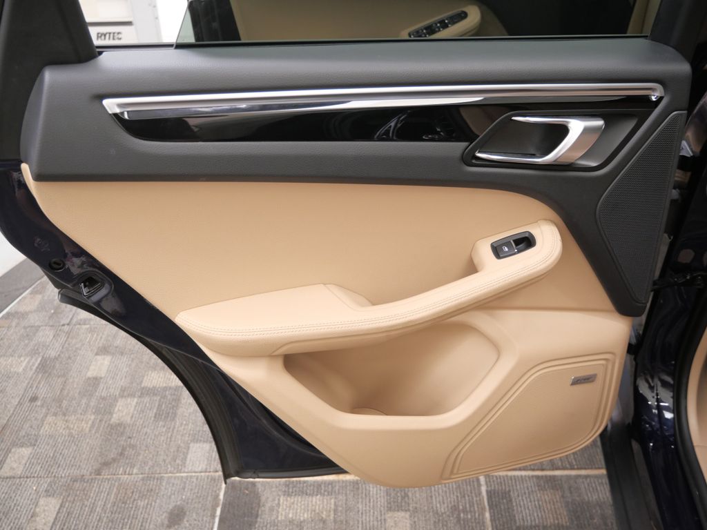 Thumbnail: 2020 Porsche Macan - 18