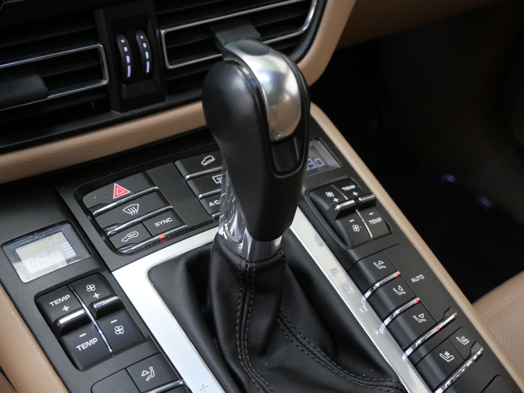 Thumbnail: 2020 Porsche Macan - 25