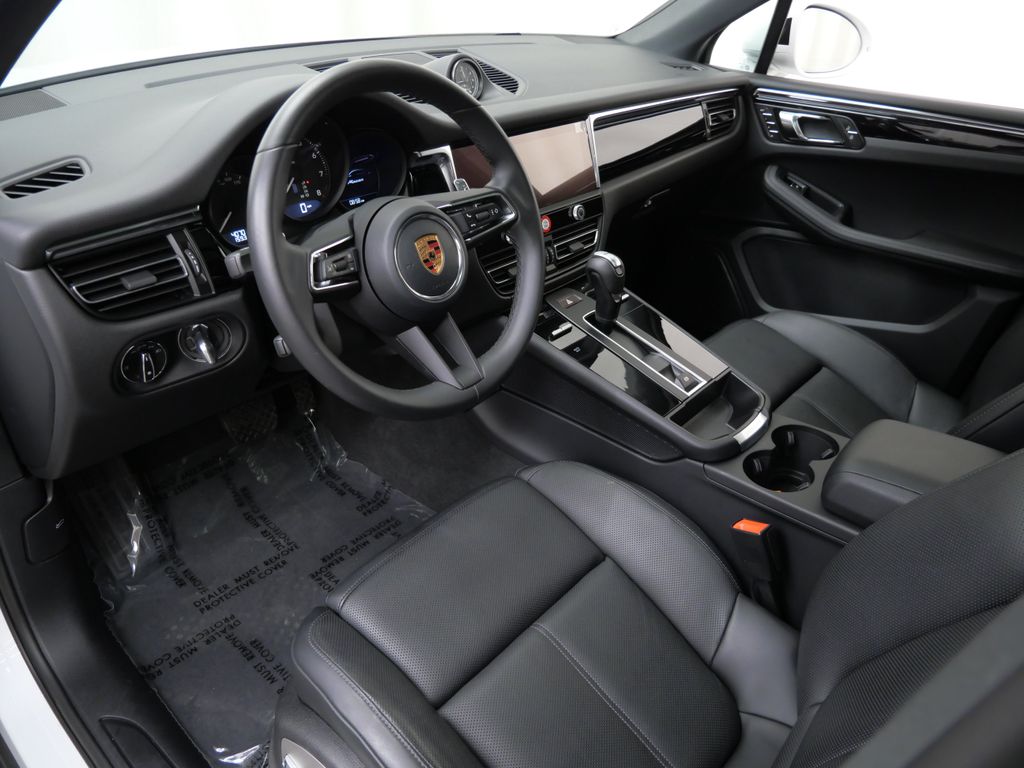 Thumbnail: 2026 Porsche Macan - 2