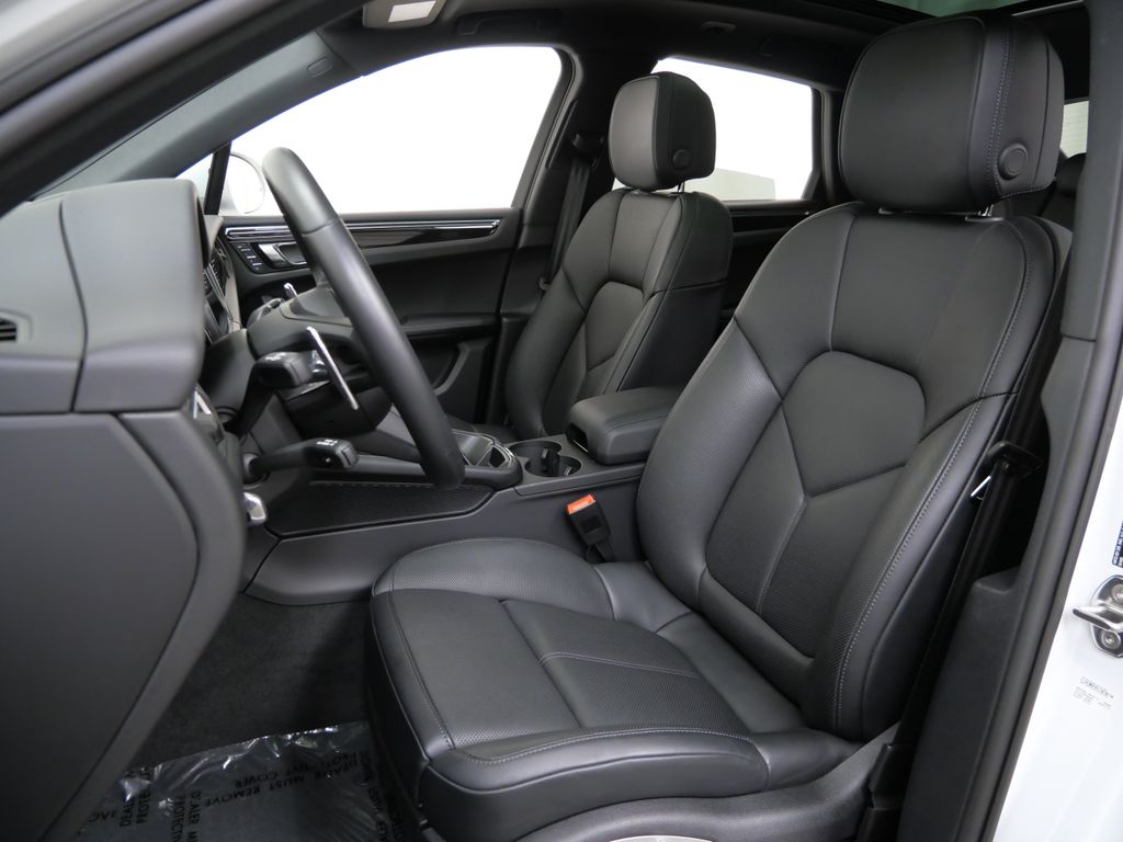 Thumbnail: 2026 Porsche Macan - 7