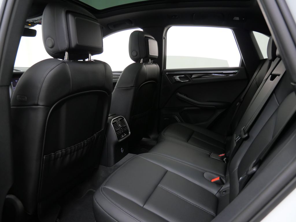 Thumbnail: 2026 Porsche Macan - 8