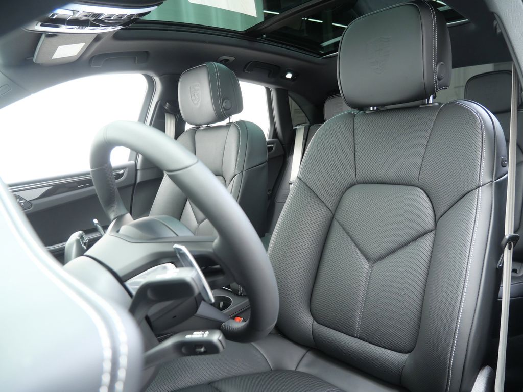 Thumbnail: 2026 Porsche Macan - 8