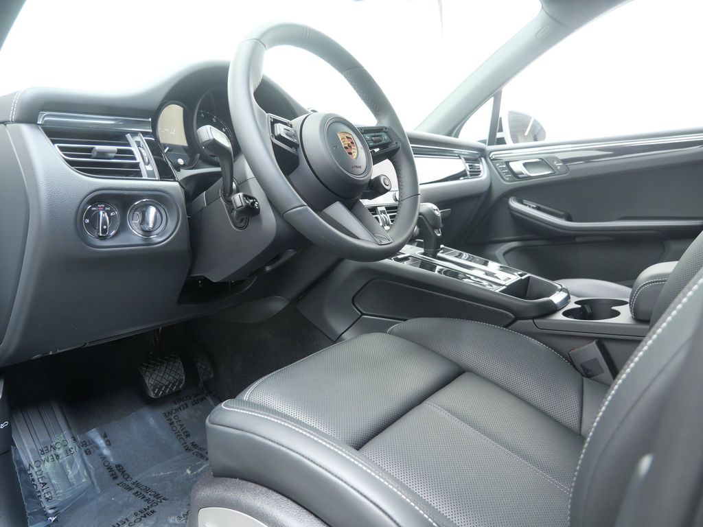 Thumbnail: 2026 Porsche Macan - 2
