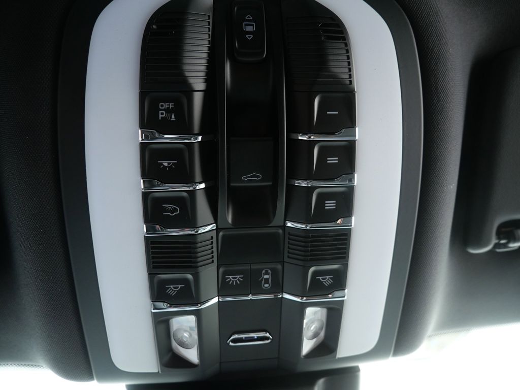 Thumbnail: 2026 Porsche Macan - 25