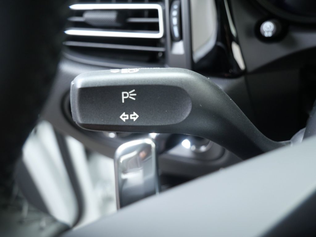 Thumbnail: 2026 Porsche Macan - 30
