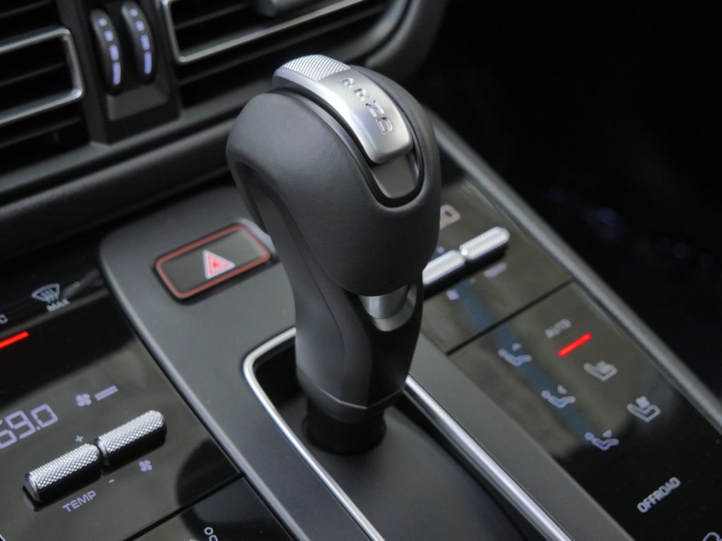 Thumbnail: 2026 Porsche Macan - 25