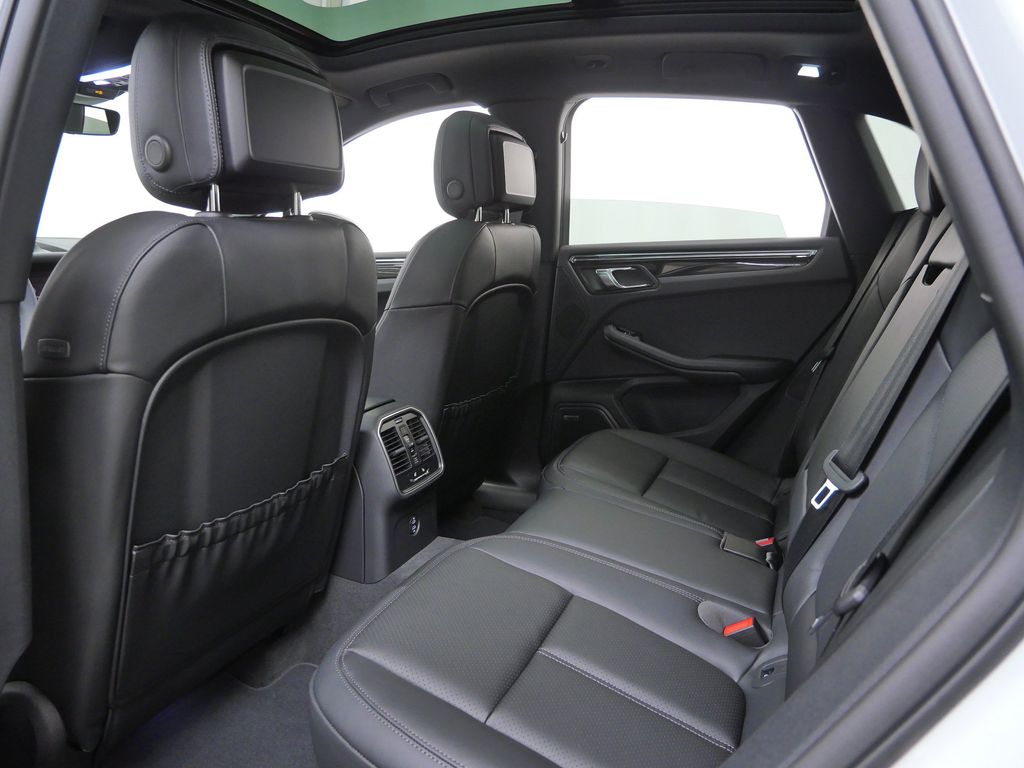 Thumbnail: 2026 Porsche Macan - 8