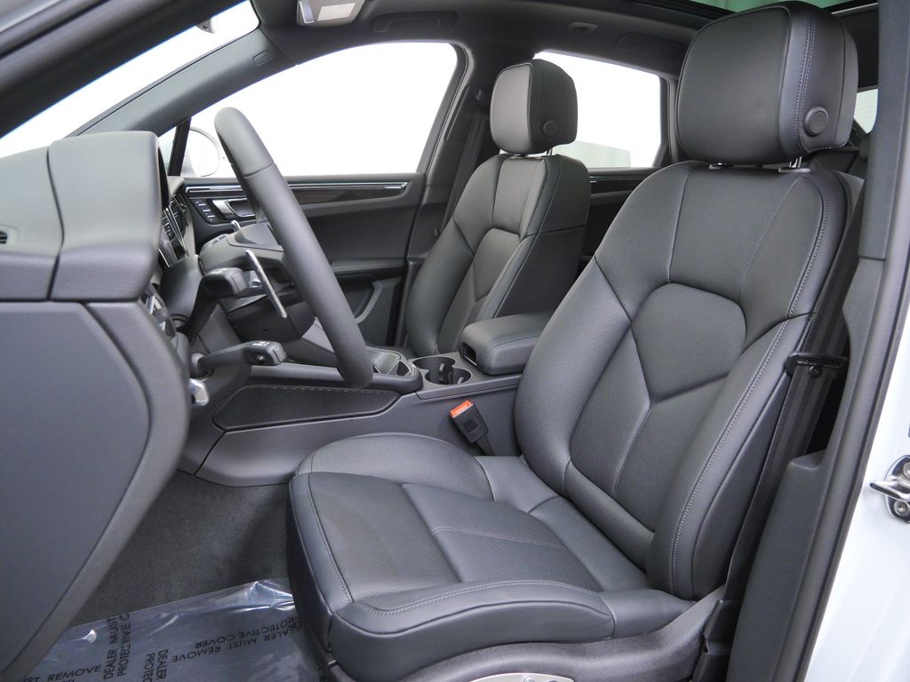 Thumbnail: 2026 Porsche Macan - 7