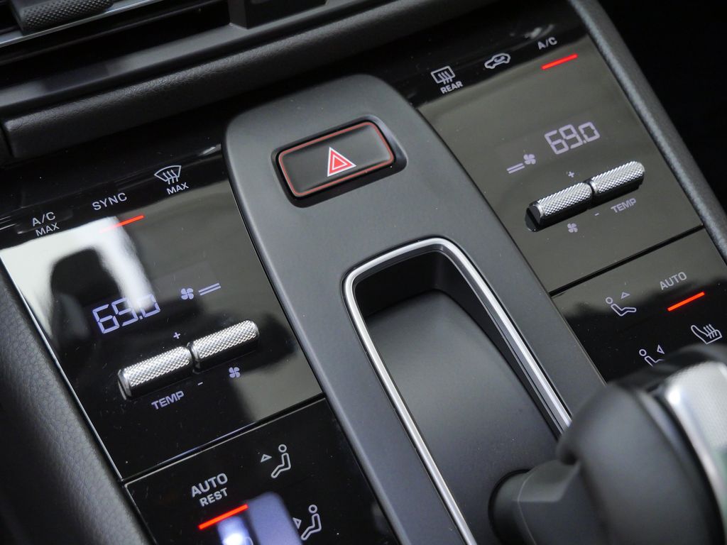 Thumbnail: 2026 Porsche Macan - 10