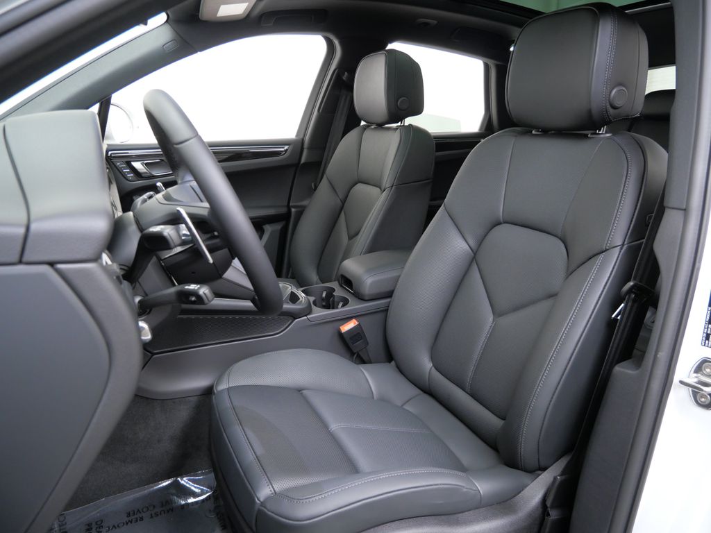 Thumbnail: 2026 Porsche Macan - 7