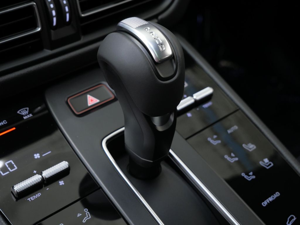 Thumbnail: 2026 Porsche Macan - 25