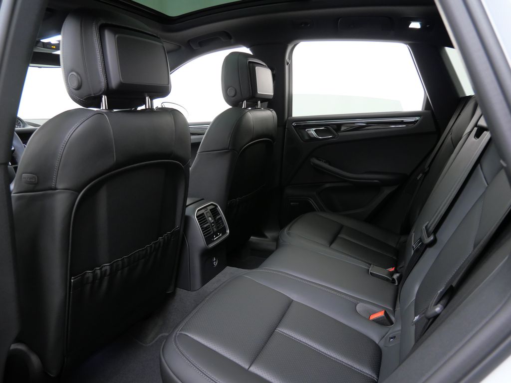 Thumbnail: 2026 Porsche Macan - 8