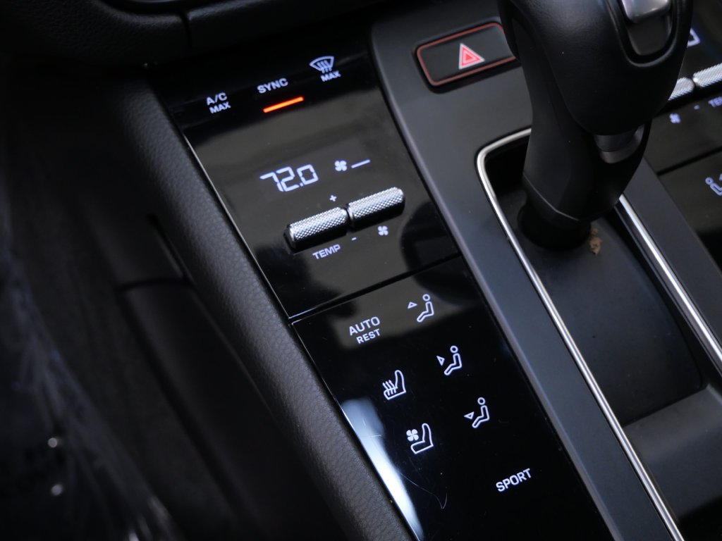 Thumbnail: 2023 Porsche Macan - 10