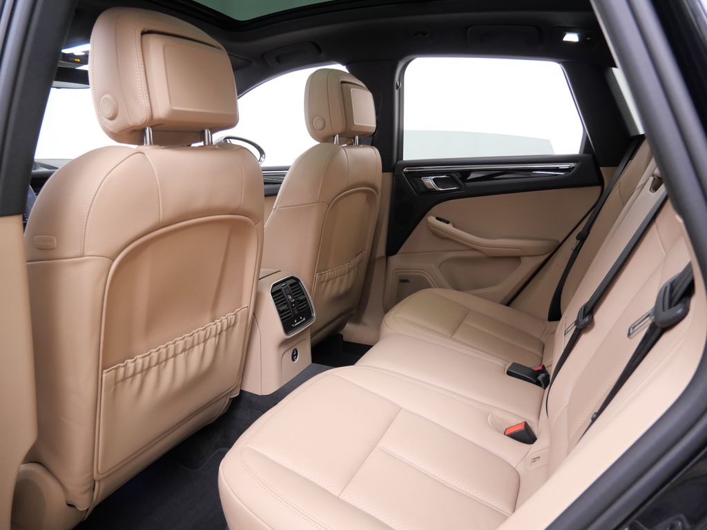 Thumbnail: 2026 Porsche Macan - 8