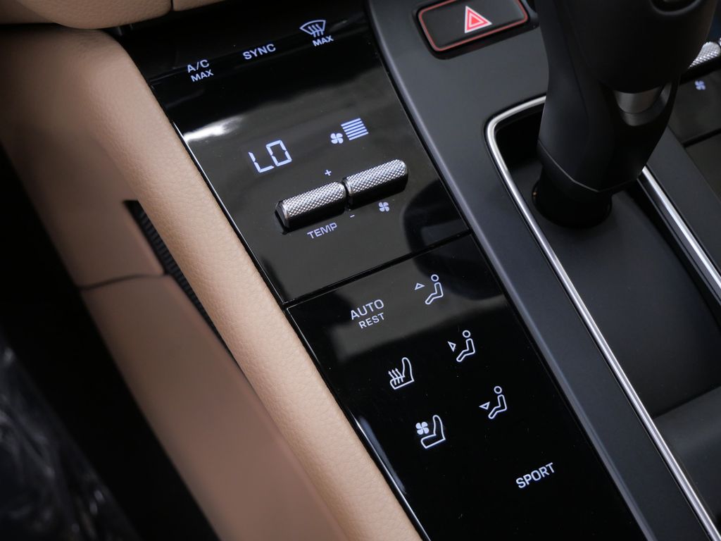 Thumbnail: 2026 Porsche Macan - 10