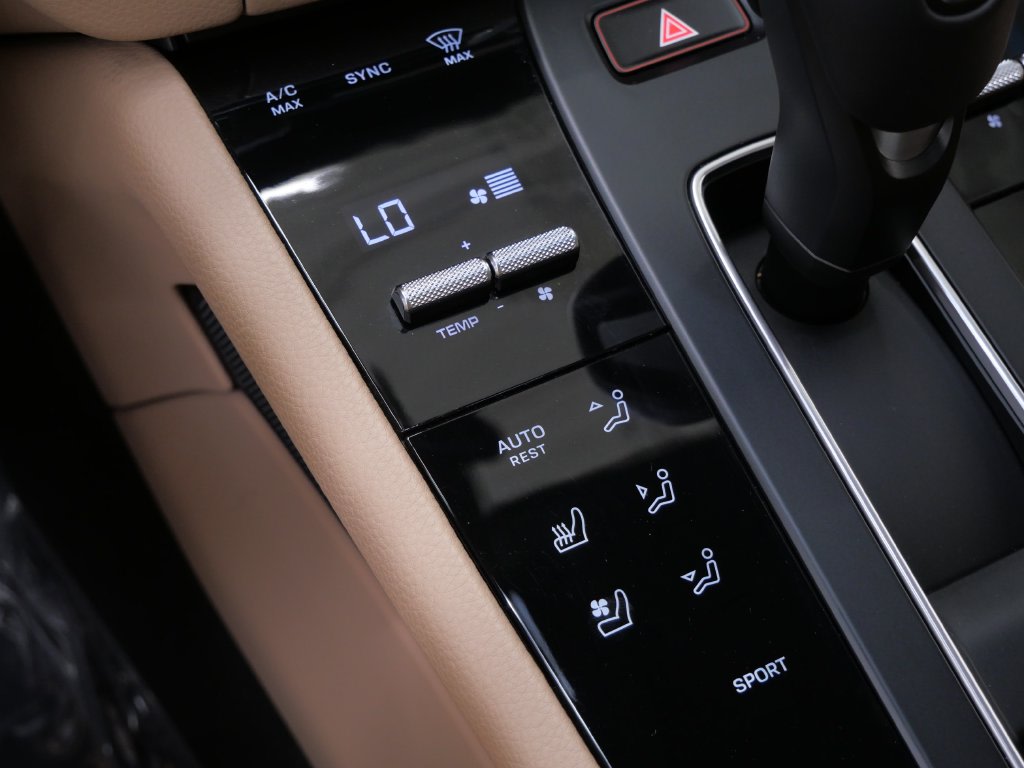 Thumbnail: 2026 Porsche Macan - 10