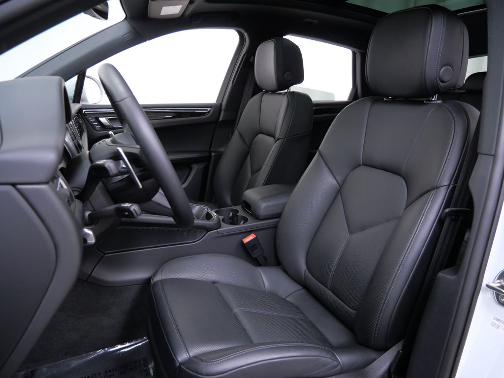 Thumbnail: 2026 Porsche Macan - 7
