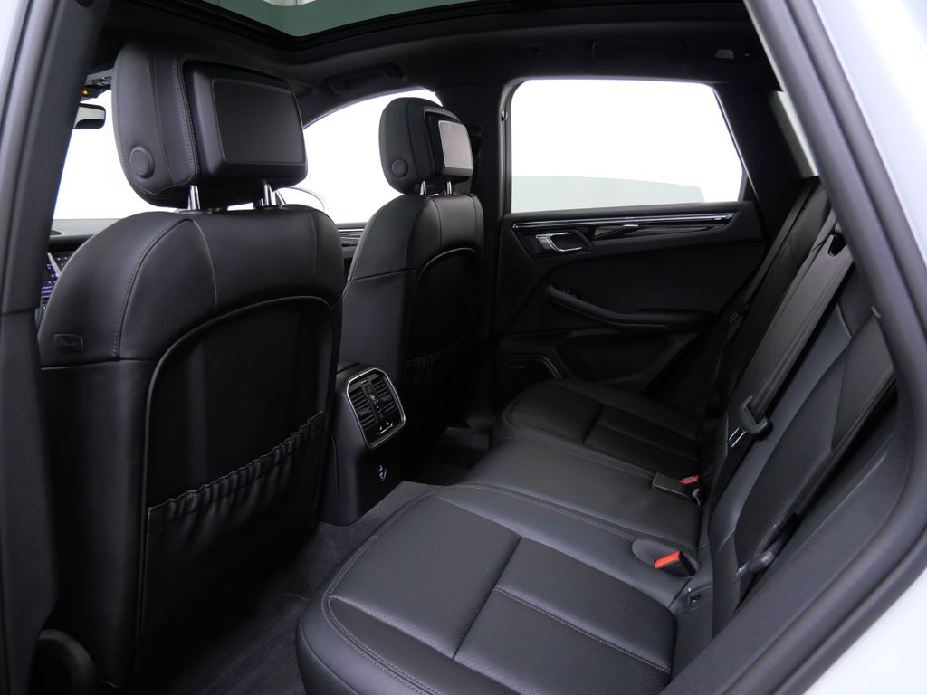 Thumbnail: 2026 Porsche Macan - 8