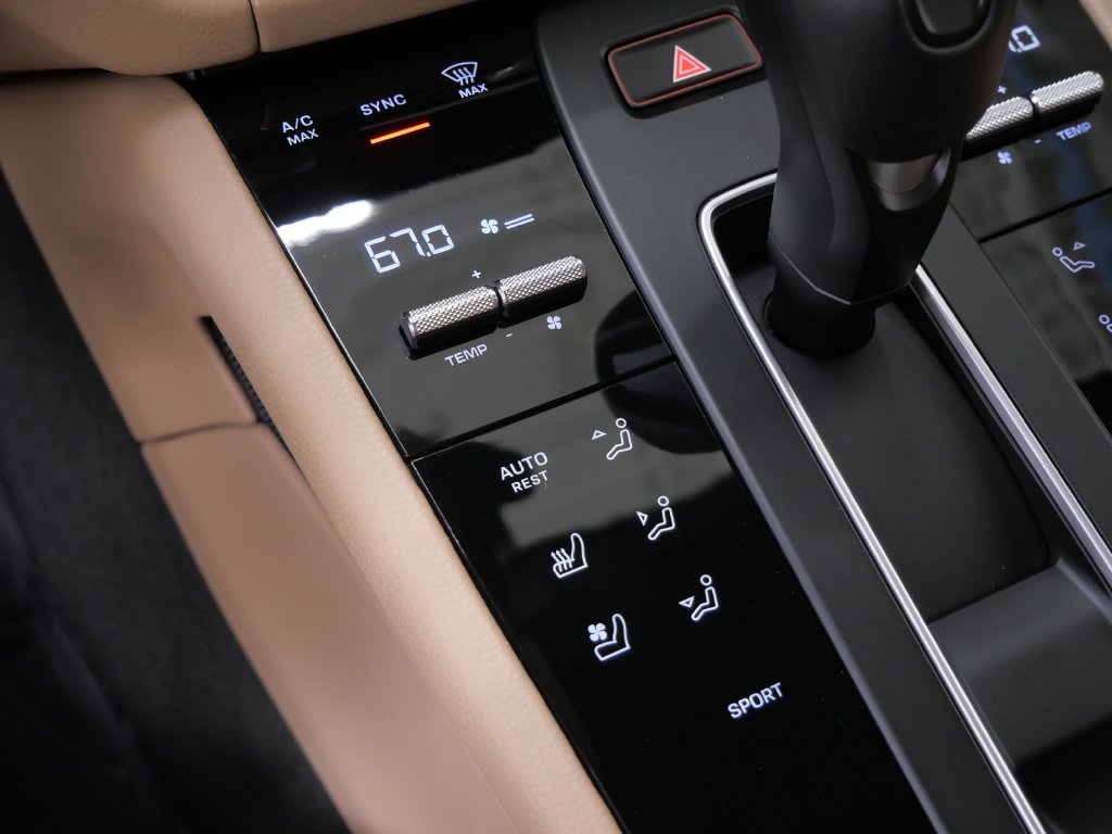 Thumbnail: 2026 Porsche Macan - 10