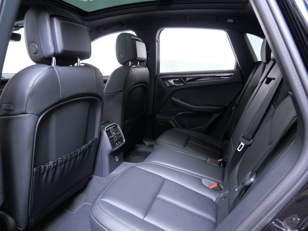 Thumbnail: 2026 Porsche Macan - 8