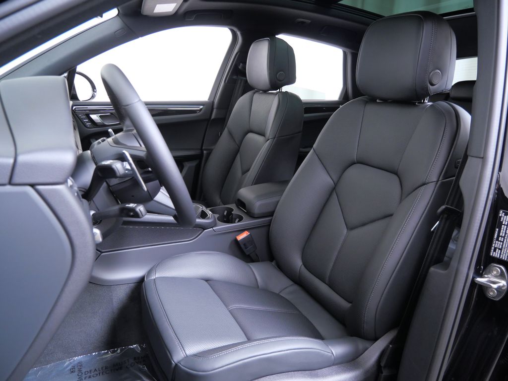 Thumbnail: 2026 Porsche Macan - 7