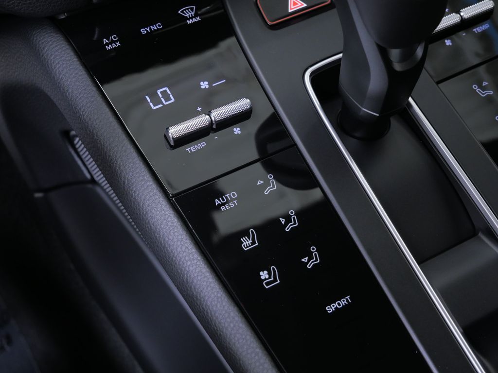 Thumbnail: 2026 Porsche Macan - 10