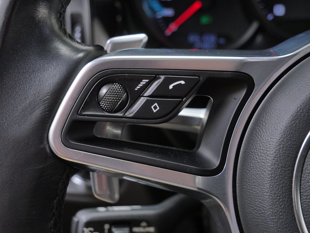 Thumbnail: 2021 Porsche Macan - 21