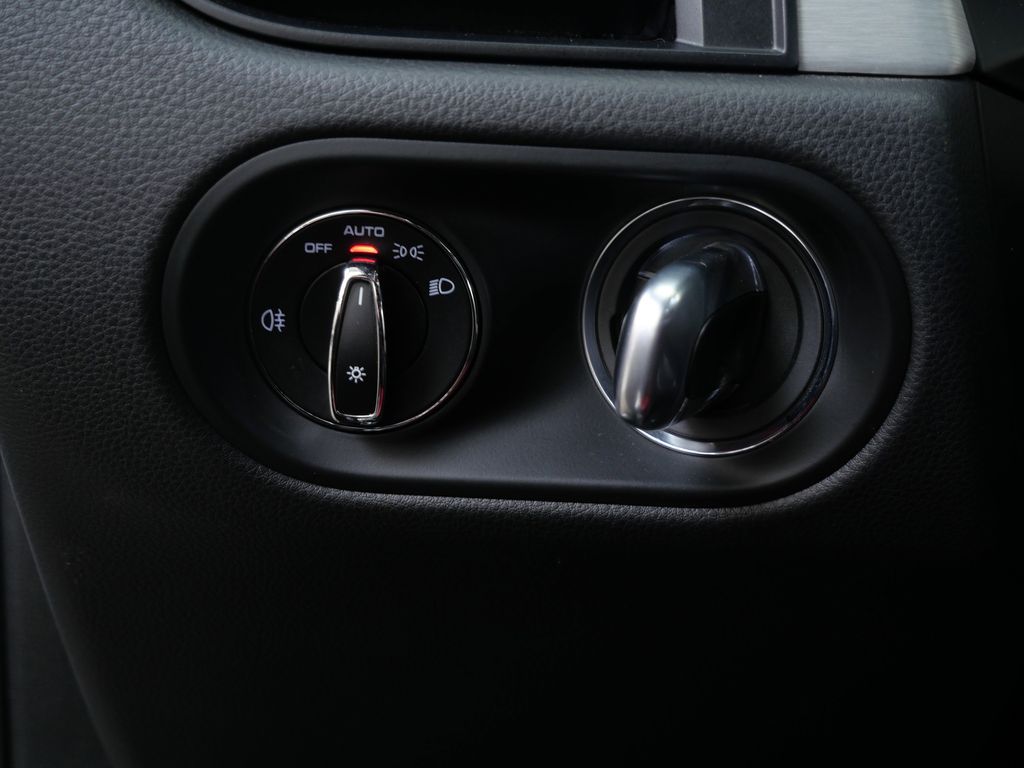 Thumbnail: 2022 Porsche Macan - 20