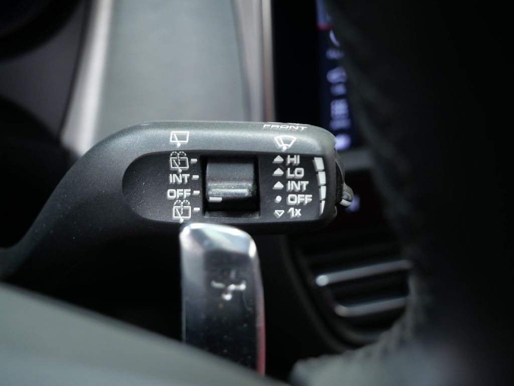 Thumbnail: 2022 Porsche Macan - 25