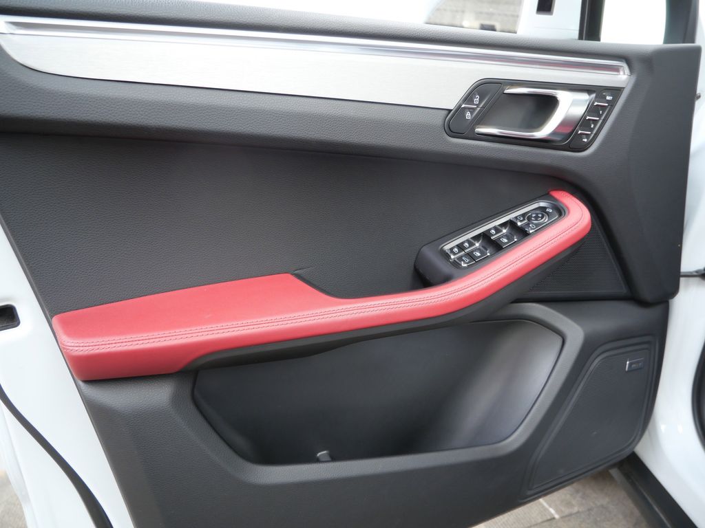 Thumbnail: 2022 Porsche Macan - 15