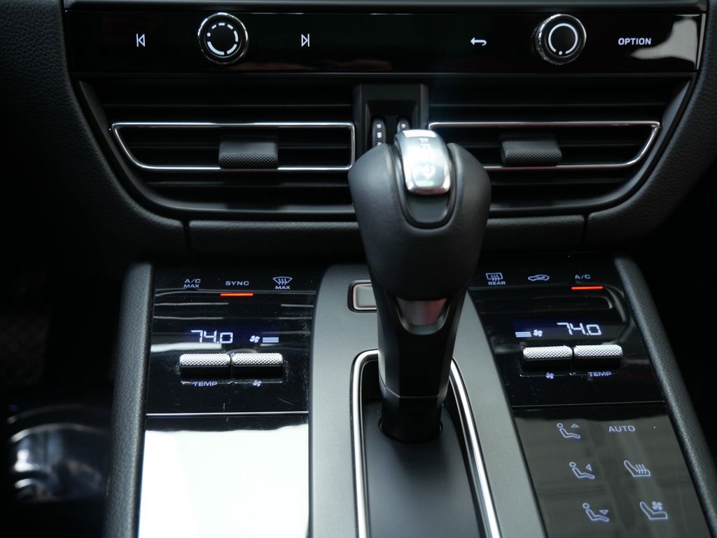 Thumbnail: 2022 Porsche Macan - 27